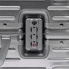 RIMOWA(リモワ)のアルミニウム製スーツケースに採用されている銀色の金属製TSAレバーロックのアップ。中央に3桁のダイヤルがあり、上部の鍵穴にはRIMOWAのモノグラムが刻印されている。