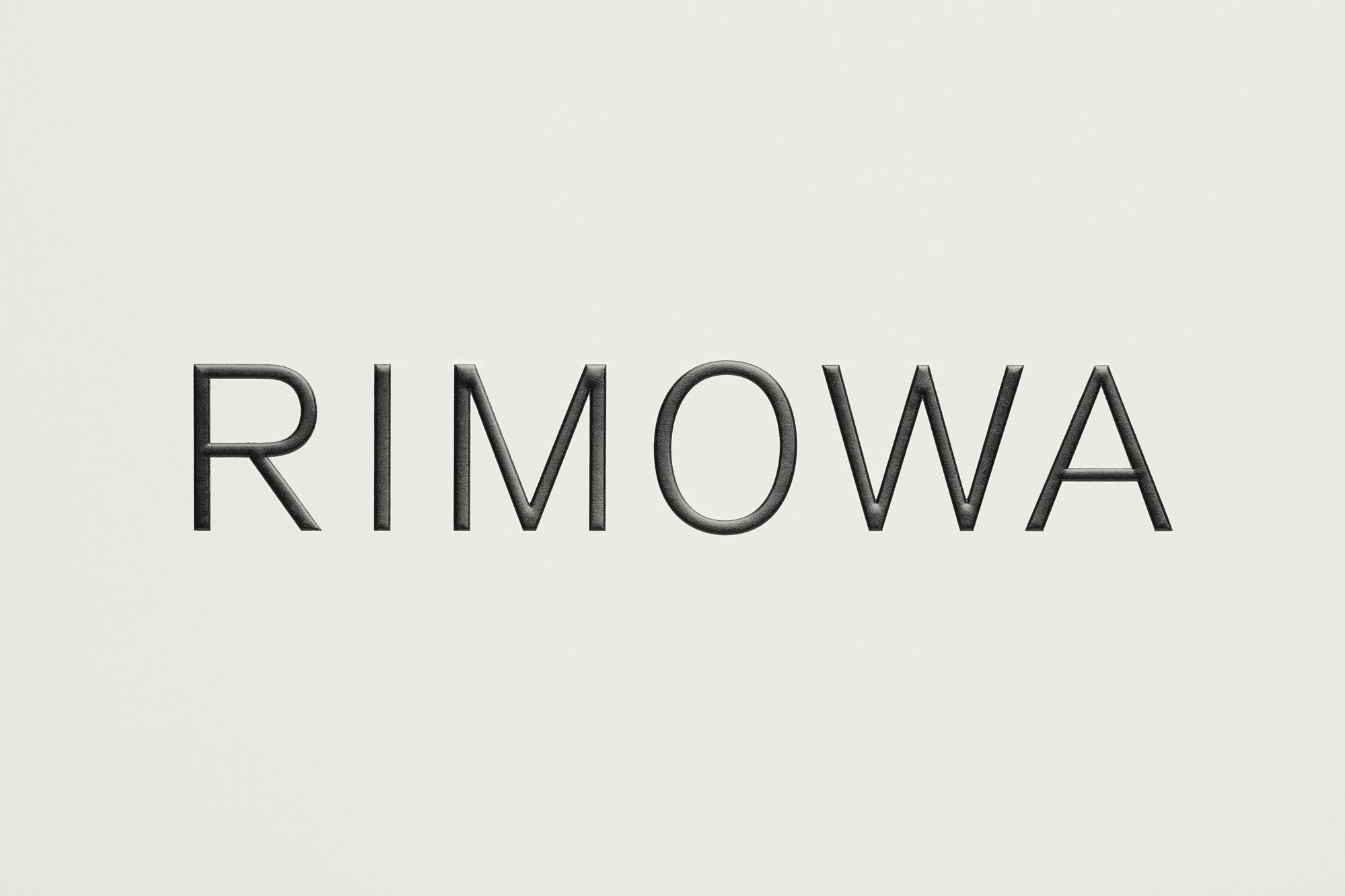 白い素材の表面にエンボス加工(浮き彫り)で表現されたRIMOWAの文字ロゴ。光と影により立体的な質感がある。